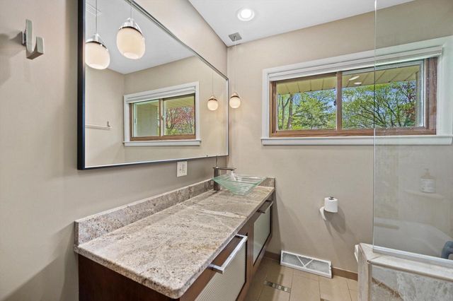 6660 Braeburn LANE, Glendale, WI 53209