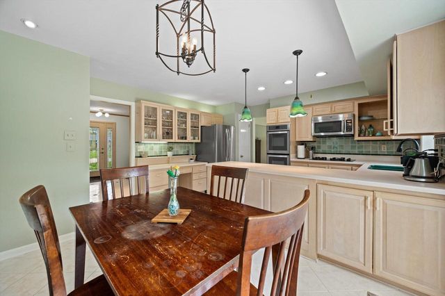 6660 Braeburn LANE, Glendale, WI 53209