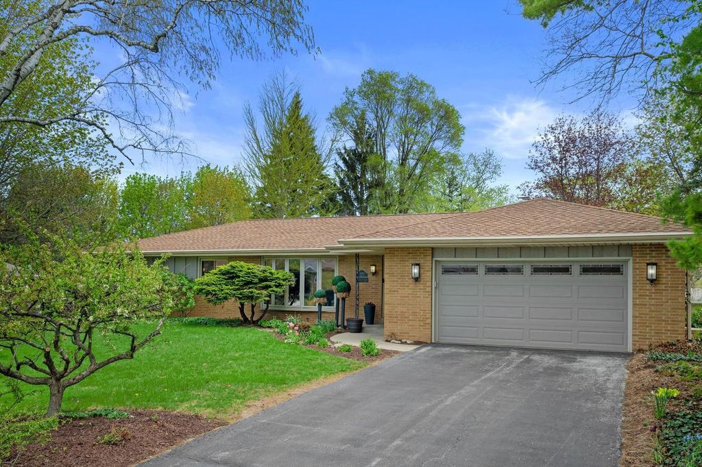 6660 Braeburn LANE, Glendale, WI 53209