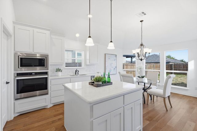 364 Sugar Creek Lane, Fort Worth, TX 76131