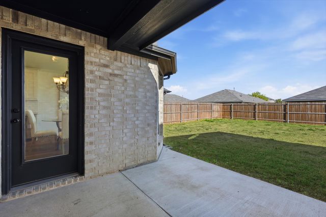 364 Sugar Creek Lane, Fort Worth, TX 76131