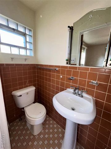 7424 Anrose Drive, University City, MO 63130