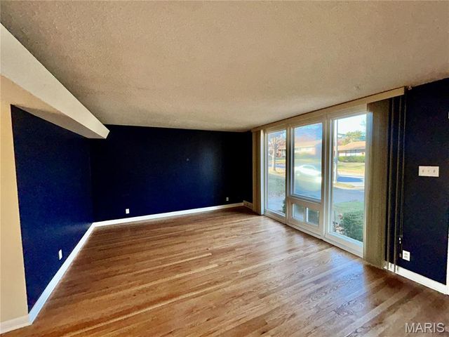 7424 Anrose Drive, University City, MO 63130