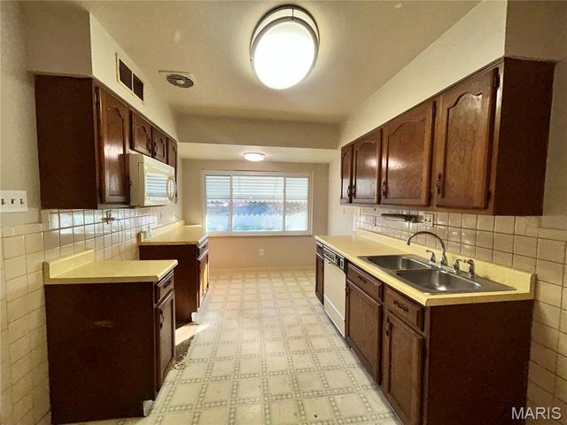 7424 Anrose Drive, University City, MO 63130