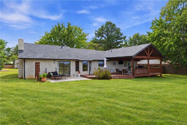 116 W 26th Circle, Fayetteville, AR 72701