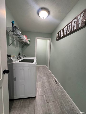 3300 Haviland Drive, Springfield, IL 62704