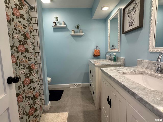 3300 Haviland Drive, Springfield, IL 62704