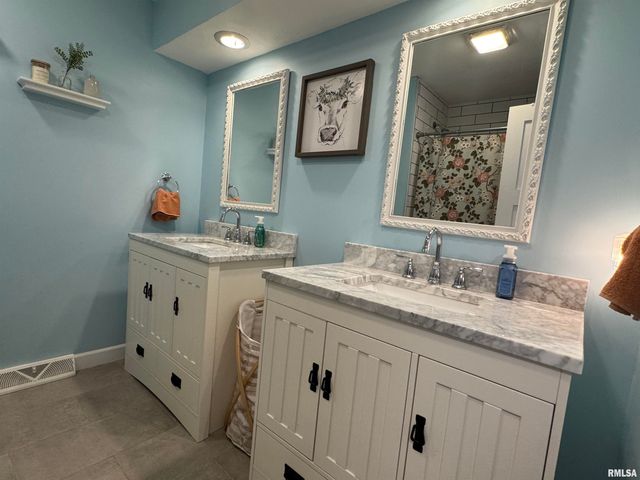 3300 Haviland Drive, Springfield, IL 62704