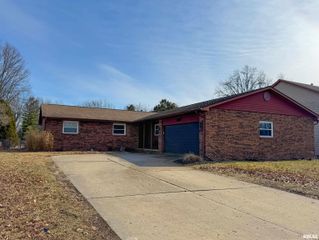 3300 Haviland Drive, Springfield, IL 62704