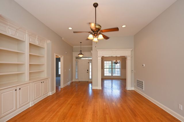 1056 Island Brook Dr, Hendersonville, TN 37075