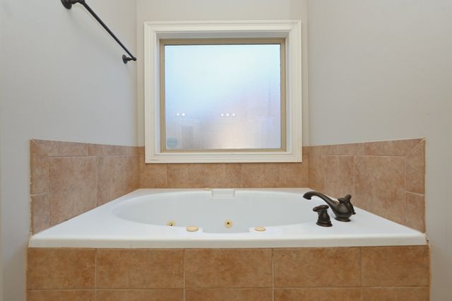 1056 Island Brook Dr, Hendersonville, TN 37075