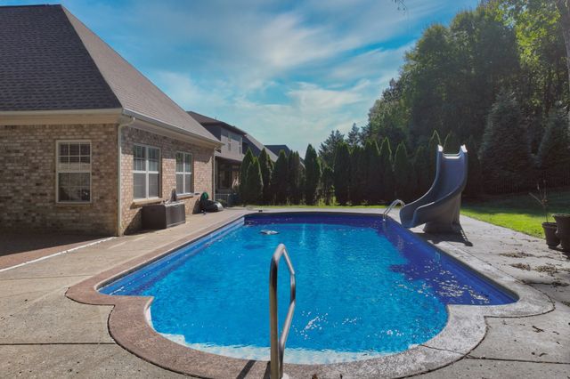 1056 Island Brook Dr, Hendersonville, TN 37075