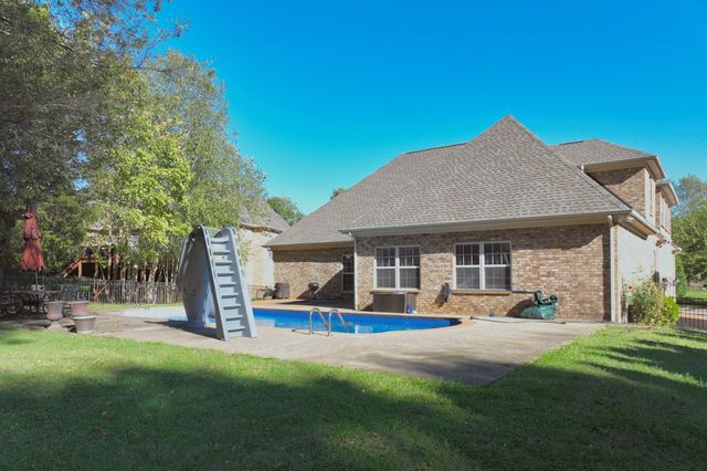 1056 Island Brook Dr, Hendersonville, TN 37075