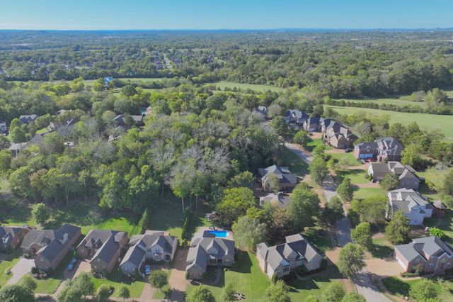 1056 Island Brook Dr, Hendersonville, TN 37075