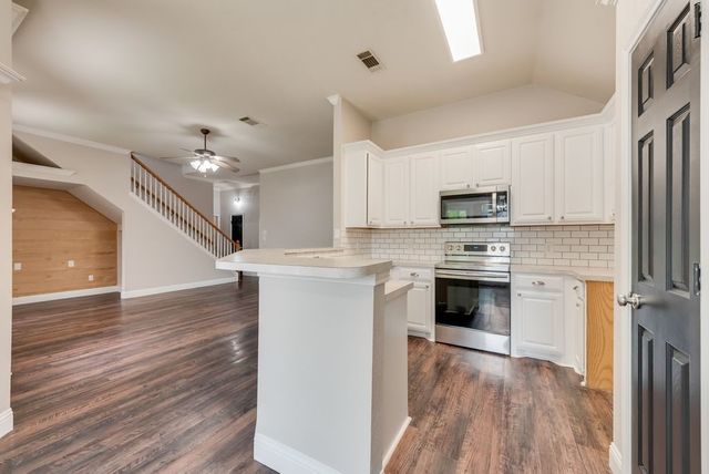 1820 Sand Stone Drive, Sanger, TX 76266