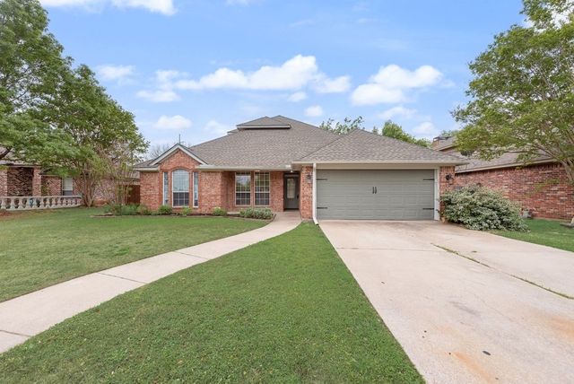 1820 Sand Stone Drive, Sanger, TX 76266