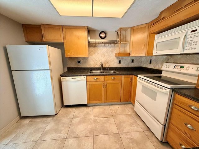 225 MAGNOLIA ROAD, Venice, FL 34293