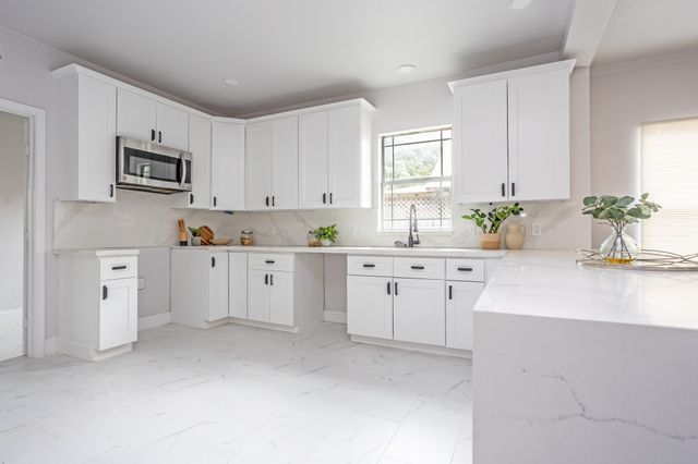 527 S Clinton Avenue, Dallas, TX 75208