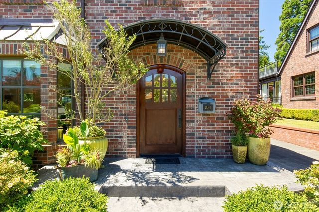 2017 36th Avenue W, Seattle, WA 98199