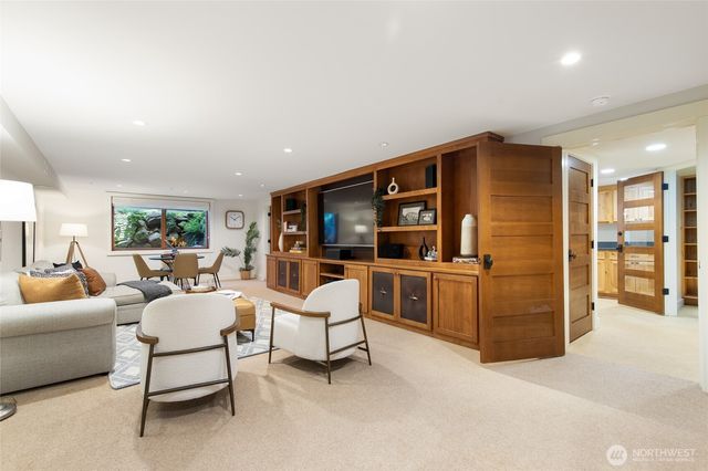 2017 36th Avenue W, Seattle, WA 98199