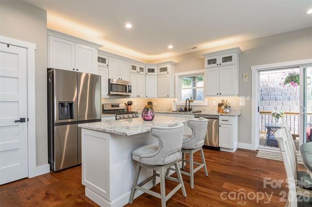 138 Olde Oak Way, Hendersonville, NC 28792