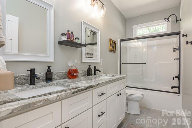 138 Olde Oak Way, Hendersonville, NC 28792