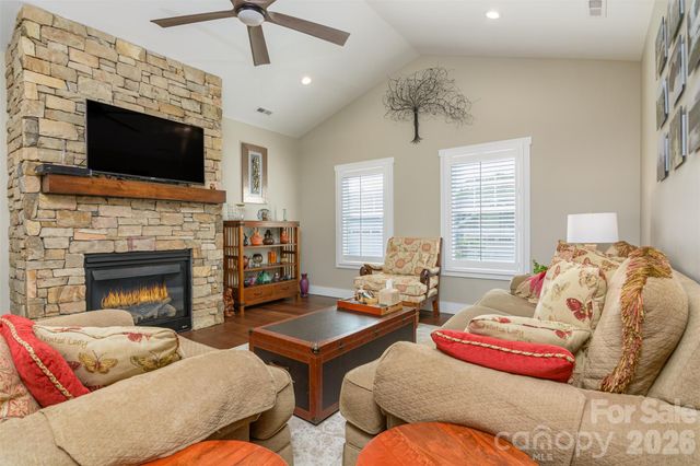 138 Olde Oak Way, Hendersonville, NC 28792