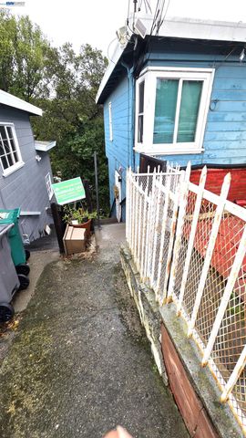 8600 Seneca Street, Oakland, CA 94605
