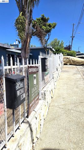 8600 Seneca Street, Oakland, CA 94605