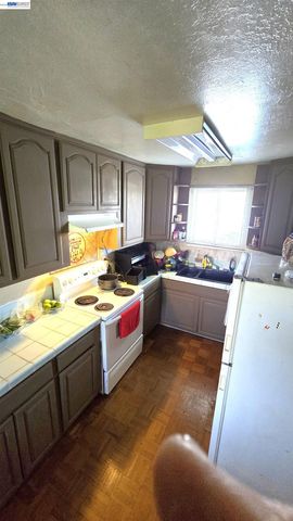 8600 Seneca Street, Oakland, CA 94605