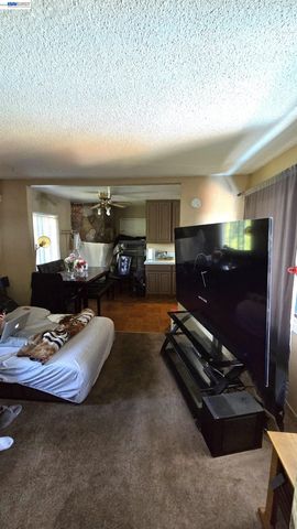 8600 Seneca Street, Oakland, CA 94605