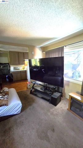 8600 Seneca Street, Oakland, CA 94605