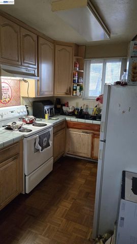 8600 Seneca Street, Oakland, CA 94605