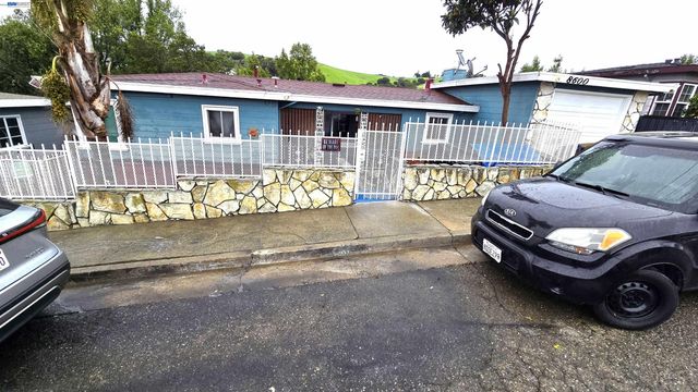 8600 Seneca Street, Oakland, CA 94605