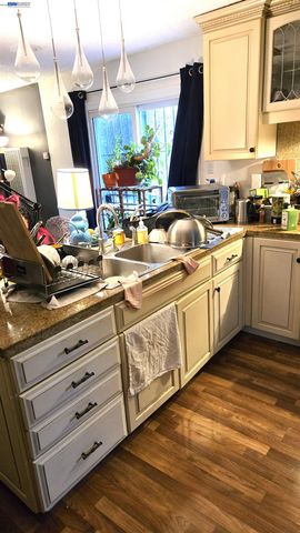 8600 Seneca Street, Oakland, CA 94605