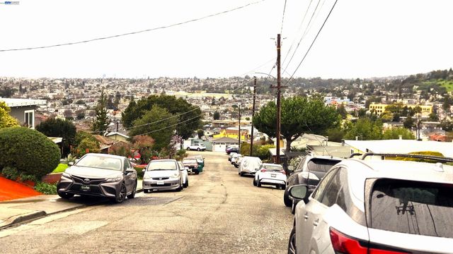 8600 Seneca Street, Oakland, CA 94605