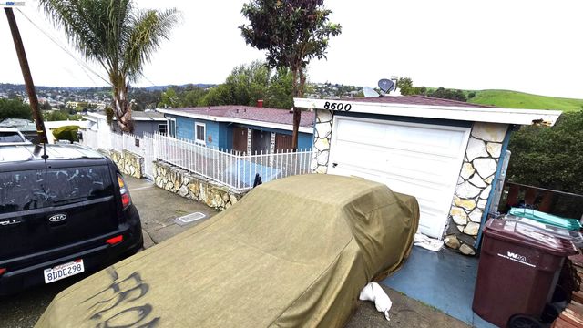 8600 Seneca Street, Oakland, CA 94605