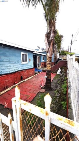 8600 Seneca Street, Oakland, CA 94605