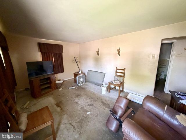 21 HONEYCOMB RD, Baltimore, MD 21220