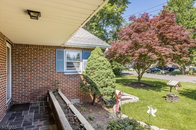 5 Pinewood Ter, Fairfield Twp., NJ 07004