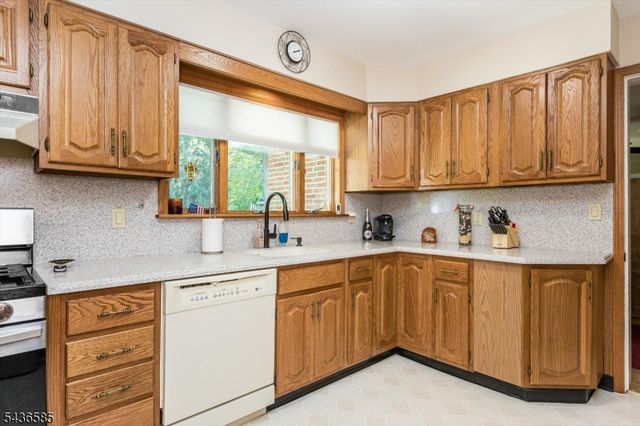 5 Pinewood Ter, Fairfield Twp., NJ 07004