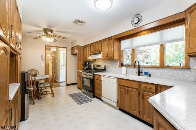 5 Pinewood Ter, Fairfield Twp., NJ 07004