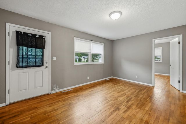 1324 S Estate Avenue, Springfield, MO 65804