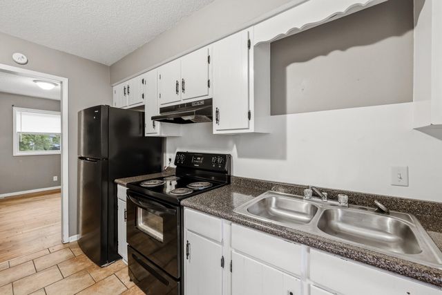 1324 S Estate Avenue, Springfield, MO 65804