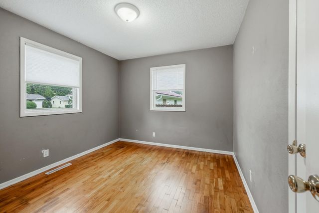 1324 S Estate Avenue, Springfield, MO 65804