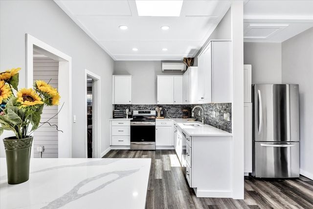 388 Sea St, Barnstable, MA 02601