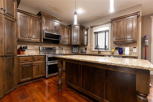 21283 W 107th Place, Olathe, KS 66061