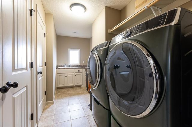 21283 W 107th Place, Olathe, KS 66061