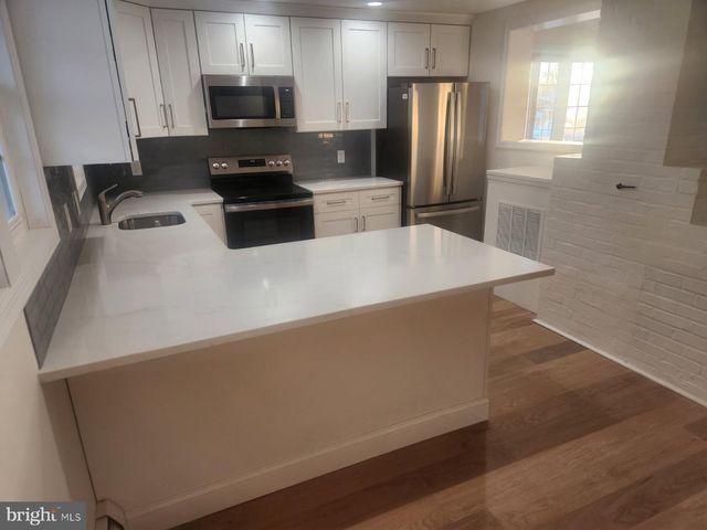 47 STRAWBERRY LN, Levittown, PA 19055