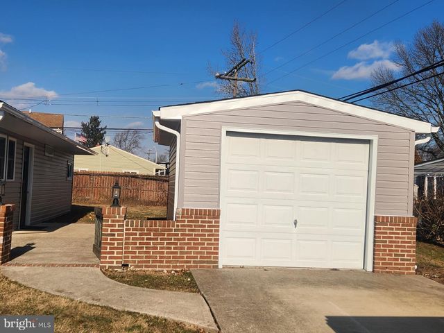 47 STRAWBERRY LN, Levittown, PA 19055